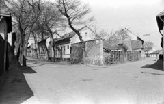 Magyarország, Kecskemét, Zimay László utca - Simonyi utca sarok, távolban a Kápolna utca házai., 1977, Építésügyi Dokumentációs és Információs Központ, VÁTI, utcakép, léckerítés, kuka, Fortepan #32349