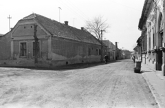 Magyarország, Kecskemét, Losonczy utca, balra a Zimay László utca torkolata., 1977, Építésügyi Dokumentációs és Információs Központ, VÁTI, utcakép, kosár, kuka, Fortepan #32351