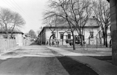 Magyarország, Kecskemét, Apponyi Albert (Hámán Kató) tér, szemben a Hoffmann János utca, háttérben a Gazdasági Malom., 1977, Építésügyi Dokumentációs és Információs Központ, VÁTI, kerékpár, játszótér, magyar gyártmány, teherautó, utcakép, életkép, Csepel-márka, Csepel D450, Fortepan #32352