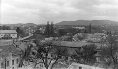 Magyarország, Szentendre, kilátás a Kő-hegy felé. Bal oldalon a Bajcsy-Zsilinszky utcai általános iskola, középen fenn az Új Művésztelep., 1970, Építésügyi Dokumentációs és Információs Központ, VÁTI, látkép, Fortepan #32366