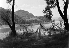 Magyarország,Dunakanyar,Szentendrei-sziget, Kisoroszi, Duna-part, szemben a visegrádi fellegvár., 1968, Építésügyi Dokumentációs és Információs Központ, VÁTI, sátor, Fortepan #32387