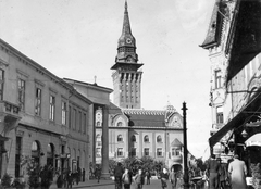 Szerbia, Szabadka, szemben a Városháza., 1937, Indóház, nemzeti színház, járókelő, utcakép, építészet, szecesszió, épület, torony, Komor Marcell-terv, Jakab Dezső-terv, Skultéti János-terv, erkély ablak, Fortepan #32409