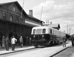 Szerbia, Szabadka, vasútállomás, Ganz gyártmányú Árpád sorozatú (TAS) sínautóbusz., 1937, Indóház, vasút, magyar gyártmány, vasúti szerelvény, Ganz-márka, helységnév tábla, cirill írás, nemzeti jelkép, kétnyelvű felirat, Fortepan #32411