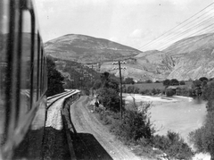 Szerbia, a Nišava folyó völgye Dolac közelében, jobbra távol a Sićevo-szurdok felső bejárata., 1937, Indóház, vasút, folyó, hegyoldal, vonat, sínpálya, Fortepan #32424