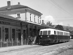 Szerbia, Dimitrovgrad, Ganz gyártmányú Árpád sorozatú (TAS) sínautóbusz., 1937, Indóház, vasút, magyar gyártmány, vasúti szerelvény, pályaudvar, Ganz-márka, helységnév tábla, cirill írás, Fortepan #32428