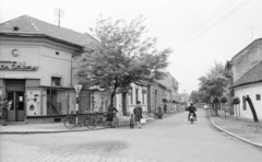 Magyarország, Nagykőrös, Patay utca a Deák térről nézve., 1969, Építésügyi Dokumentációs és Információs Központ, VÁTI, kerékpár, kerékpár tároló, motorkerékpár, tricikli, Fortepan #32513