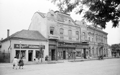 Magyarország, Nagykőrös, a Szabadság tér házsora, középen a 10. szám alatt a Kertész ház, mellette jobbra a 11. szám alatt az Arany Patika épülete., 1969, Építésügyi Dokumentációs és Információs Központ, VÁTI, kerékpár, Fortepan #32514