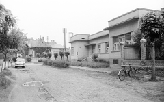 Magyarország, Nagykőrös, Losonczy utca eleje a Hősök tere felé nézve., 1969, Építésügyi Dokumentációs és Információs Központ, VÁTI, kerékpár, utcakép, Moszkvics-márka, automobil, kerékpár tároló, Fortepan #32522