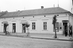 Magyarország, Nagykőrös, Ceglédi út - Hétvezér utca sarok., 1969, Építésügyi Dokumentációs és Információs Központ, VÁTI, trafik, fodrászat, kerékpár, Fortepan #32525