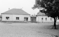 Magyarország, Nagykőrös, Jókai utca és a Hősök tere találkozása a katolikus templom felől nézve., 1969, Építésügyi Dokumentációs és Információs Központ, VÁTI, kerékpár, kockakő, Fortepan #32527