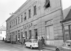 Magyarország, Pécs, Ferencesek utcája (Sallai utca) a Jókai tér sarkánál., 1968, Építésügyi Dokumentációs és Információs Központ, VÁTI, német gyártmány, Trabant-márka, automobil, Trabant 601, játékbolt, Fortepan #32535