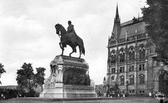 Magyarország, Budapest V., Kossuth Lajos tér, gróf Andrássy Gyula szobra (Zala György, 1906.) a Parlamenttől délre. , 1930, Pesti Brúnó, szobor, emlékmű, dombormű, Steindl Imre-terv, országház, neogótika, eklektikus építészet, Budapest, Andrássy Gyula-ábrázolás, Zala György-terv, Fortepan #32569