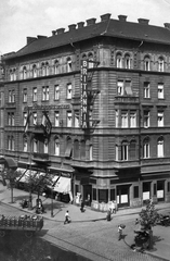 Magyarország, Budapest VI., Teréz körút - Szondi utca sarok, Béke (Britannia) szálló., 1930, Pesti Brúnó, zászló, cégtábla, lovaskocsi, járókelő, utcakép, szálloda, életkép, Budapest, Fortepan #32574