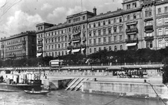 Magyarország, Budapest V., Pesti Duna-part, a Hungária és a Bristol szálló., 1930, Pesti Brúnó, hajó, lovaskocsi, szálloda, villamos, csónak, rakpart, söröshordó, Budapest, Fortepan #32580