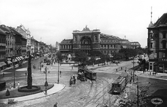 Magyarország, Budapest VIII., Baross tér, Keleti-pályaudvar., 1926, Pesti Brúnó, szobor, lovaskocsi, villamos, látkép, pályaudvar, villamosmegálló, villanyoszlop, eklektikus építészet, Budapest, Baross Gábor-ábrázolás, Rochlitz Gyula-terv, viszonylatszám, Fortepan #32582