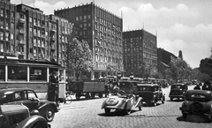 Hungary, Budapest V.,Budapest VII., Károly körút (Somogyi Béla út) a Deák Ferenc tér felől a Dohány utca felé nézve., 1947, Pesti Brúnó, traffic, Gerrman brand, Hungarian brand, Horse-drawn carriage, BMW-brand, tram, automobile, MÁG-brand, Budapest, convertible, public transport line number, Fortepan #32586