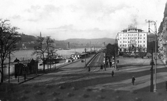 Hungary, Budapest V., kilátás az Erzsébet híd pesti hídfőjétől a Széchenyi Lánchíd felé. Előtérben a március 15. (Eskü) tér, távolabb a Petőfi tér., 1930, Pesti Brúnó, bridge, tram, picture, wharf, Budapest, Fortepan #32595