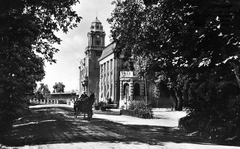 Magyarország, Margitsziget, Budapest, Szent Margitsziget Gyógyfürdő Rt. irodaháza (később Spolarich vendéglő, majd a Magyar Athlétikai Club klubháza)., 1927, Pesti Brúnó, hintó, lovaskocsi, épület, kocsis, sportpálya, konflis, Fortepan #32596