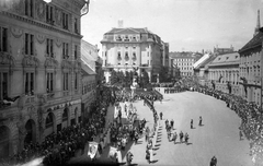 Magyarország, budai Vár, Budapest I., Dísz tér., 1927, Pesti Brúnó, zászló, utcakép, életkép, ünnepség, felvonulás, látkép, sorfal, koronaőrség, Budapest, Fortepan #32600