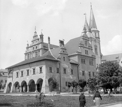 Slovakia, Levoča, Városháza és mögötte a Szent Jakab templom., 1956, Gyöngyi, Czechoslovakia, public building, renaissance, archway, Cage of Shame, Fortepan #32627