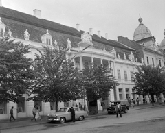 Románia,Erdély, Kolozsvár, Fő tér, Bánffy-palota., 1961, Gyöngyi, múzeum, címer, automobil, GAZ M21 Volga, Fortepan #32638