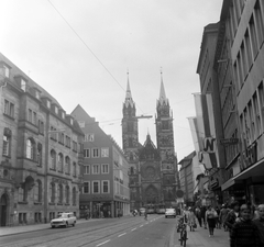 Németország, Nürnberg, háttérben a Lorenzkirche., 1966, Gyöngyi, kerékpár, templom, forgalom, zászló, utcakép, NSZK, Fortepan #32645