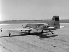 Magyarország, Ferihegyi (ma Liszt Ferenc) repülőtér, Budapest XVIII., a kelet-német "Deutsche Lufthansa" Iljusin IL-14P típusú légcsavaros repülőgépe., 1957, Gyöngyi, közlekedés, szovjet gyártmány, repülőgép, Lufthansa légitársaság, NDK, repülőtér, Iljusin-márka, Iljusin IL-14, reptéri lépcső, lajstromjel, Budapest, Fortepan #32647