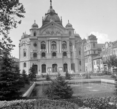 Szlovákia, Kassa, Fő tér (Hlavné namestie), Állami Színház, háttérben a Szentháromság-templom., 1959, Gyöngyi, Csehszlovákia, templom, szökőkút, nemzeti színház, Láng Adolf-terv, neobarokk stílus, Fortepan #32649