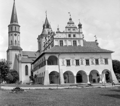 Szlovákia, Lőcse, Városháza, Szent Jakab templom., 1959, Gyöngyi, Csehszlovákia, templom, freskó, középület, reneszánsz, árkád, Fortepan #32651