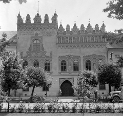 Szlovákia, Lőcse, főtér (Námestie Majstra Pavla), Thurzó-ház., 1959, Gyöngyi, Csehszlovákia, teherautó, freskó, Fortepan #32652