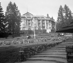 Szlovákia, Magas-Tátra, Ótátrafüred, Grand Hotel., 1965, Gyöngyi, Csehszlovákia, szálloda, lépcső, szemetes, Tátra hegység, Quidó Hoepfner-terv, Fortepan #32654