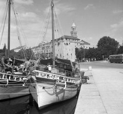 Horvátország,Adria, Split, kikötő, háttérben a Szent Domnius-székesegyház tornya., 1965, Gyöngyi, Jugoszlávia, hajó, vitorláshajó, templom, kikötő, horgony, Fortepan #32659