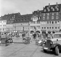 Németország, Naumburg, Markt., 1960, Gyöngyi, kerékpár, német gyártmány, piac, életkép, DKW-márka, NDK, kockakő, automobil, rekesz, DKW F5/F7/F8, Fortepan #32663