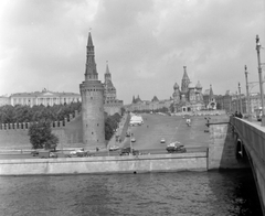 Oroszország, Moszkva, a Vörös tér, a Kreml és a Vaszilij Blazsennij székesegyház a Nagy Moszkva -folyó hídról nézve., 1965, Gyöngyi, Szovjetunió, hagymakupola, székesegyház, Posztnik Jakovlev-terv, Fortepan #32671