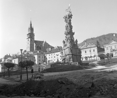 Szlovákia, Körmöcbánya, Stefánikovo námestie (Főtér), Szentháromság-szobor. Szemben a Szent Katalin-templom., 1961, Gyöngyi, Csehszlovákia, templom, szentháromság szobor, Fortepan #32674