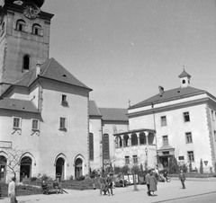 Szlovákia, Besztercebánya, balra a Barbakán, jobbra a régi városháza épülete (később Galéria)., 1961, Gyöngyi, Csehszlovákia, utcakép, toronyóra, Fortepan #32675