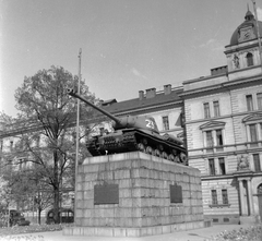 Csehország, Prága, Kinských tér, szovjet harckocsizó emlékmű. Háttérben az Igazságügyi palota., 1961, Gyöngyi, Csehszlovákia, szovjet gyártmány, harckocsi, laktanya, palota, középület, zászlórúd, emléktábla, szovjet emlékmű, Fortepan #32679