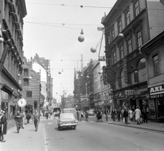 Svédország, Malmö, Södergatan., 1966, Gyöngyi, forgalom, cégtábla, utcakép, automobil, Ford Cortina, gyalogátkelő, Fortepan #32683