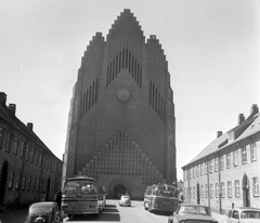 Dánia, Koppenhága, Grundtvigs Kirke., 1966, Gyöngyi, templom, autóbusz, automobil, rendszám, modern építészet, országjelzés, expresszionizmus, Peder Vilhelm Jensen-Klint-terv, Fortepan #32684