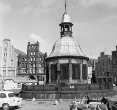 Németország, Wismar, Marktplatz, előtérben a Wasserkunst (kút)., 1962, Gyöngyi, német gyártmány, Trabant-márka, robogó, automobil, CZ-márka, IWL-márka, IWL SR59 Berlin, CZ 501, Fortepan #32695