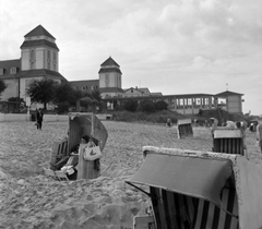 Németország, Binz, Rügen, strand., 1962, Gyöngyi, strand, homok, szélfogó fülke, Fortepan #32698