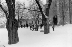 Magyarország, Szentendre, Várdomb, Templom tér. Szemben a Czóbel Béla Múzeum, jobbra a Keresztelő Szent János-templom., 1979, Déri György, tél, hó, gyerekek, fa, Fortepan #32726