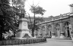 Magyarország, Budapest I., Ybl Miklós tér, Ybl Miklós Szobra (Mayer Ede, 1896.)., 1986, Építésügyi Dokumentációs és Információs Központ, VÁTI, szobor, Lada-márka, Dacia-márka, Budapest, Ybl Miklós-ábrázolás, Fortepan #32764