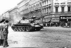 Hungary, Budapest VI., Teréz (Lenin) körút - Oktogon (November 7. tér) sarok. A szovjet csapatok ideiglenes kivonulása 1956. október 31-én. T-54-es harckocsi., 1956, Pesti Srác2, sign-board, Soviet brand, revolution, tank, military, butcher shop, perfume store, watch jewelry store, Budapest, Fortepan #32791