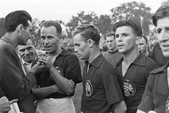 Magyarország, Debrecen, Nagyerdei Stadion, Magyarország - Lengyelország (8:2) válogatott labdarúgó-mérkőzés. Szepesi György sportriporternek nyilatkozik Balogh II Sándor, mellette Lakat Károly, Puskás Ferenc és Czibor Zoltán., 1949, Kovács Márton Ernő, sport, híres ember, labdarúgás, címer, sport mez, Kossuth címer, Fortepan #32796