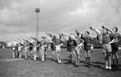 Csehország, Prága, Strahov stadion, Csehszlovákia - Magyarország (3:1) ifjúsági válogatott labdarúgó-mérkőzés. Harsonások a meccs előtt., 1949, Kovács Márton Ernő, sport, Csehszlovákia, labdarúgás, stadion, harsona, Fortepan #32813