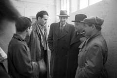 Csehország, Prága, Strahov stadion, Csehszlovákia - Magyarország (5-2) válogatott labdarúgó-mérkőzés Szepesi György a csapat vezetőivel beszélget a találkozó előtt. Balra háttal Sándor Csikar, sötét kalapban Ries István MLSZ elnök, igazságügyminiszter., 1949, Kovács Márton Ernő, sport, híres ember, Csehszlovákia, labdarúgás, riporter, zsebredugott kéz, dupla soros kabát, politikus, Fortepan #32821