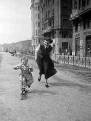 Magyarország, Budapest V., Fővám (Dimitrov) tér a Duna felé nézve. Surányi Magda színművésznő gyermekével., 1949, Kovács Márton Ernő, roller, Budapest, vidámság, anya, kisfiú, Fortepan #32824