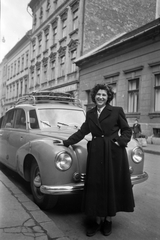 Magyarország, Budapest IX., Gát utca. Tatra T-87 típusú személygépkocsi., 1949, Kovács Márton Ernő, csehszlovák gyártmány, Tatra-márka, automobil, Tatra 87, Budapest, mosoly, hölgy, kabát, Fortepan #32844