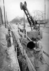 Magyarország, Budapest IX., Üllői út a város felé nézve, háttérben balra az Ecseri út torkolatánál a Szent Kereszt templom., 1949, Kovács Márton Ernő, építkezés, közmű, Budapest, Fortepan #32854